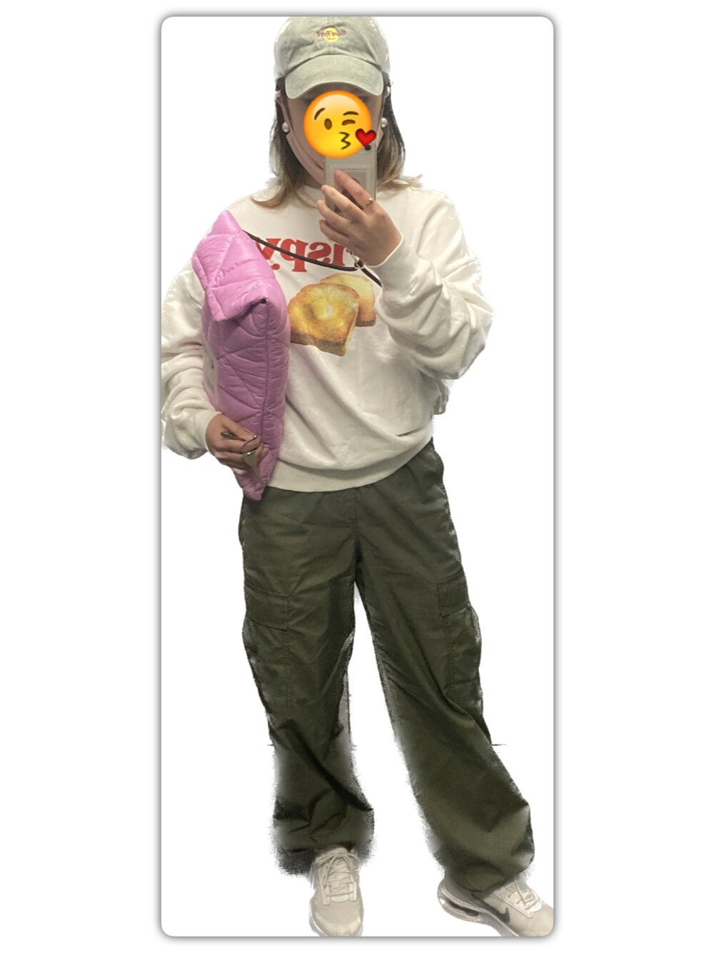 「春、お洒落さんとつながりたい、カジュアルスタイル、大人かわいい、キャップ、スニーカー、UNIQLO、低身長、休日コーデ、スウェット、カーキ」｜「UNIQLOのアイテム（カーゴパンツ、グリーン系）」を使った、しほさん（レディース・152cm）の春コーディネートの1枚目の写真