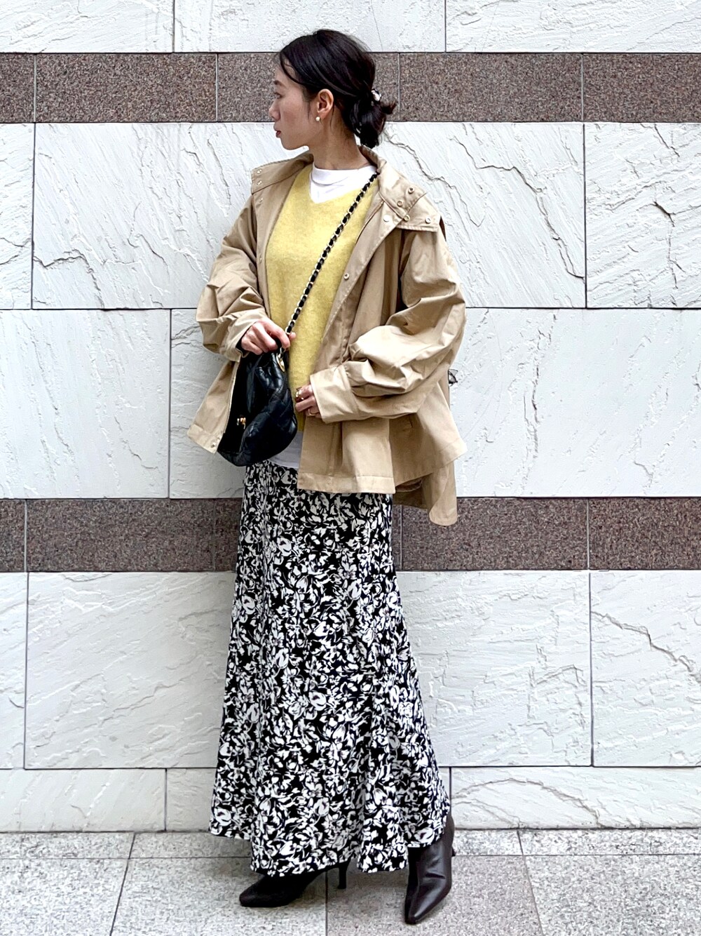 「Emmataylor、styledoor、Ciena、きれいめカジュアル、マウンテンパーカー、春アウター、イエロー、レイヤードスタイル、花柄スカート、春コーデ、春色、春カラー、スプリングコート」｜「Emma Taylorの【2022撥水防汚加工・花粉ガード】3WAYフレアーマウンテンパーカー（マウンテンパーカー、イエロー系）」を使った、soliさん（レディース・163cm）の春コーディネートの1枚目の写真
