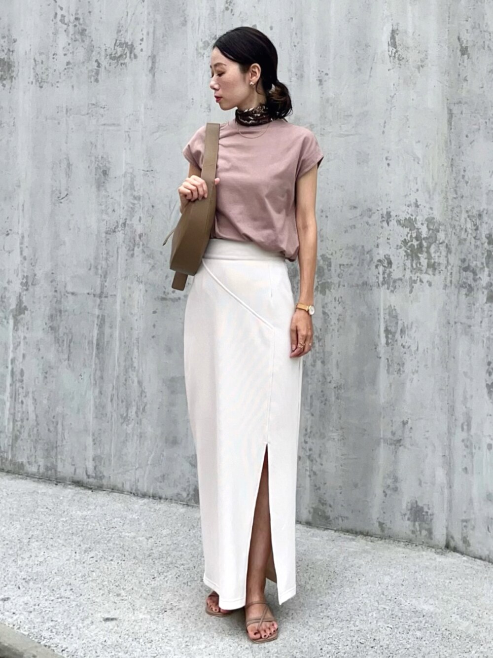 ピンク系のTシャツ/カットソー、ホワイト系のスカート、ベージュ系のサンダルを着用したレディースの秋コーディネートの1枚目の写真