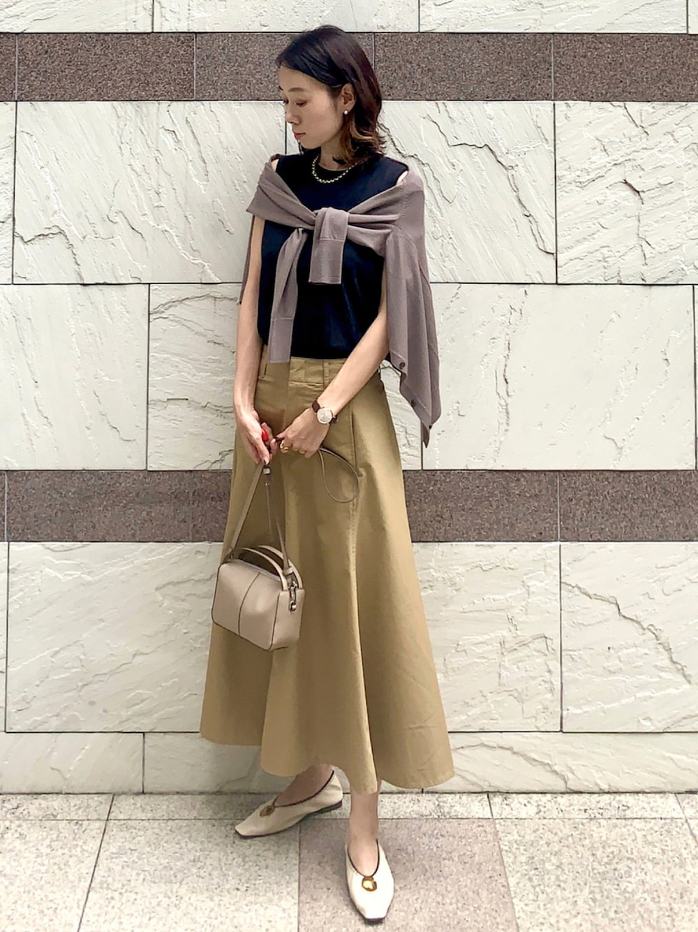 「カーディガン、フレアスカート、UNIQLO、フラットシューズ、ユニクロ、プチプラ、きれいめカジュアル、シンプルコーデ、プチプラコーデ、ミニバッグ、通勤コーデ、オフィスカジュアル、お仕事コーデ、秋カラー」｜「UNIQLOのコットンノースリーブT（Tシャツ/カットソー、ブラック系）」を使った、soliさん（レディース・163cm）の秋コーディネートの1枚目の写真