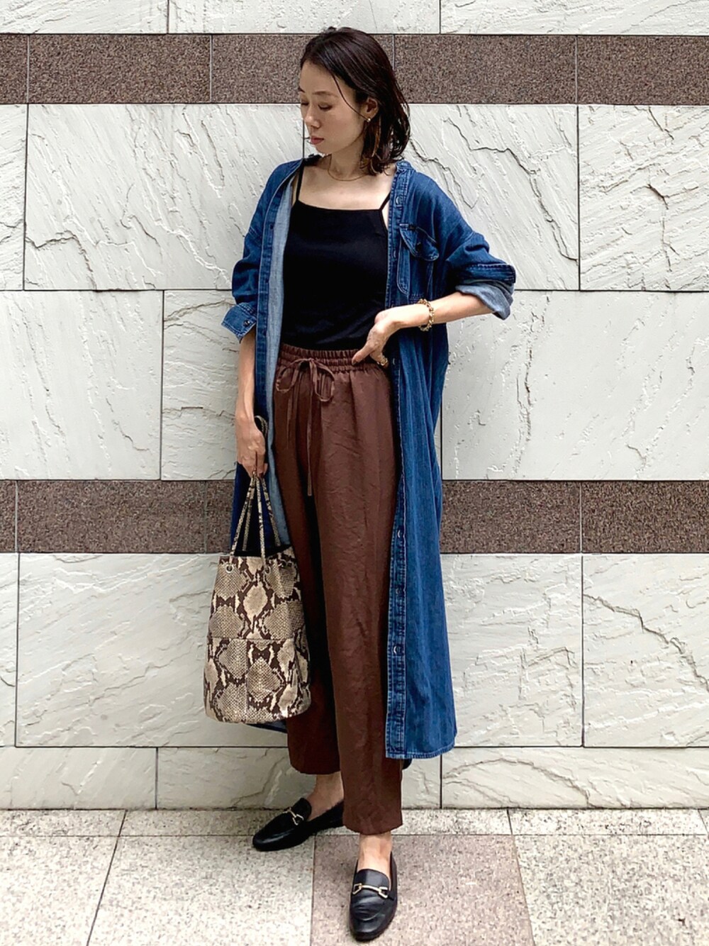 「ワンピース、ローファー、UNIQLO、ZARA、ユニクロ、プチプラ、サテンパンツ、シャツワンピ、デニムワンピース、きれいめカジュアル、プチプラコーデ、カジュアルコーデ、秋コーデ、秋先取りコーデ、URBAN RESEARCH ROSSO」｜「URBAN RESEARCH ROSSOの【別注】ROSSO×Lee　WORK DRESS（ワンピース、ブルー系）」を使った、soliさん（レディース・163cm）の秋コーディネートの1枚目の写真
