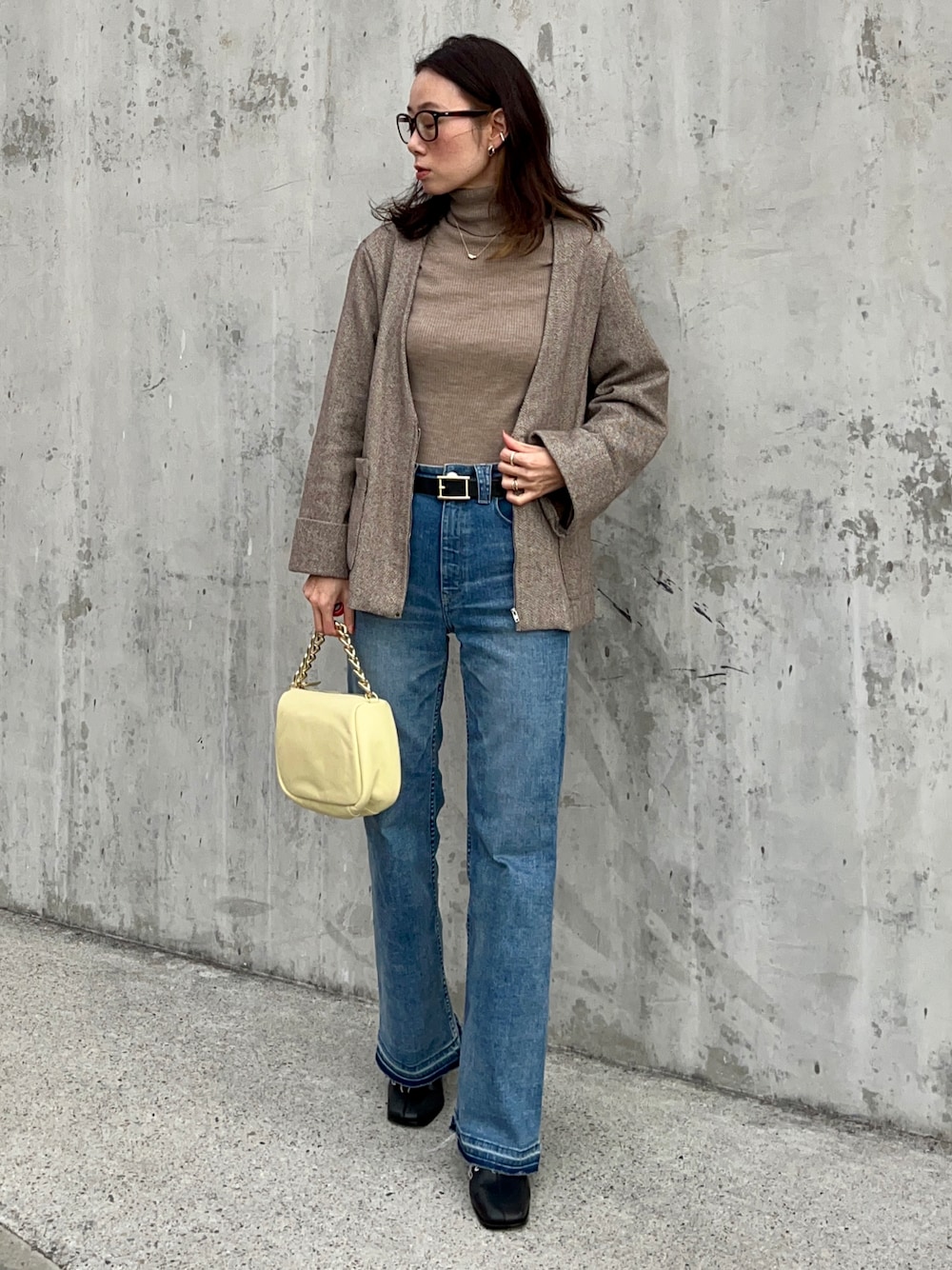「オフィスカジュアル、お仕事コーデ、通勤コーデ、大人コーデ、ジャケット、春服デビュー宣言、ユニクロ、UNIQLO、プチプラ、プチプラコーデ、へリンボーン、フレアデニム、チェーンバッグ、めがね、春服」｜「UNIQLOのアイテム（ニット/セーター、ベージュ系）」を使った、soliさん（レディース・163cm）の春コーディネートの1枚目の写真
