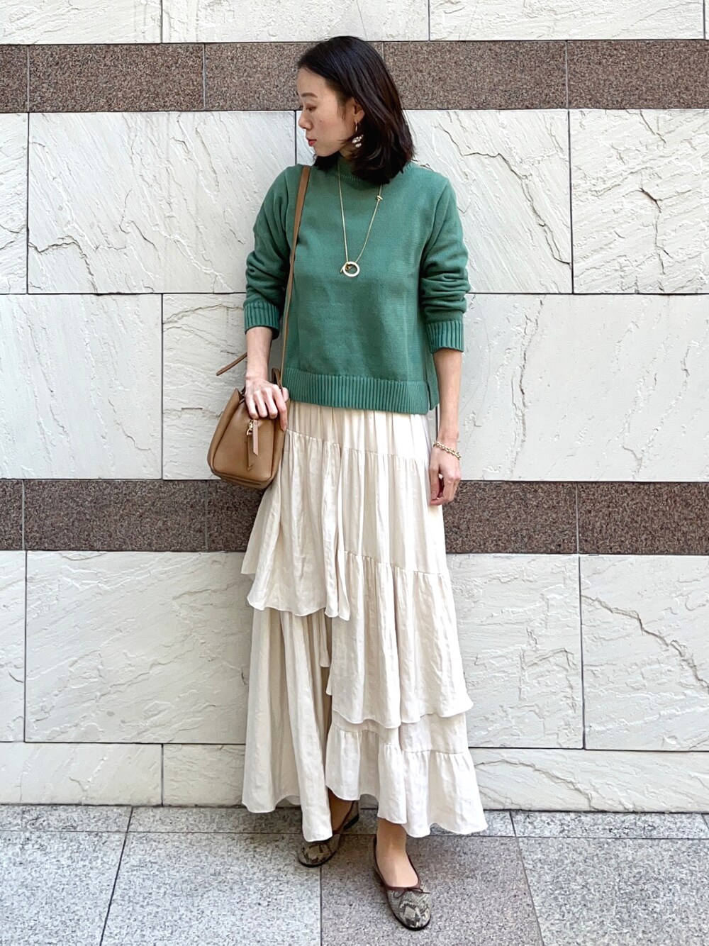 「オフィスカジュアル、お仕事コーデ、きれいめカジュアル、ユニクロ、UNIQLO、プチプラ、プチプラコーデ、グリーン、ティアードスカート、春コーデ、パイソン柄」｜「UNIQLOのアイテム（ニット/セーター、グリーン系）」を使った、soliさん（レディース・163cm）の冬コーディネートの1枚目の写真