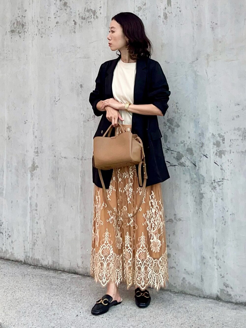 「オフィスカジュアル、通勤コーデ、大人コーデ、ジャケット、ジャケットスタイル、UNIQLO、ZARA、レーススカート、ミュール、秋コーデ、秋のコーデ、初秋コーデ、秋先取りコーデ」｜「LOUNGEDRESSのリラックスジャケット（テーラードジャケット、ブラック系）」を使った、soliさん（レディース・163cm）の秋コーディネートの1枚目の写真