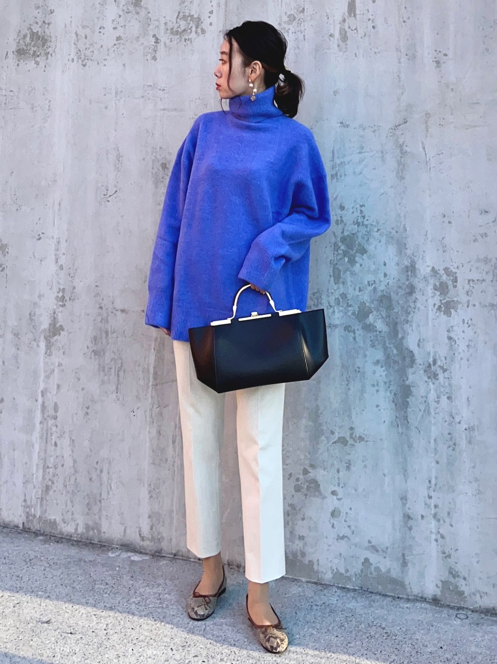 「オフィスカジュアル、お仕事コーデ、大人コーデ、ZARA、UNIQLO、ユニクロ、プチプラ、プチプラコーデ、オーバーサイズ、カラーニット、バレエシューズ、アンクルパンツ、ニット、秋冬、骨格ウェーブ」｜「ZARAのアイテム（ニット/セーター、ブルー系）」を使った、soliさん（レディース・163cm）の秋コーディネートの1枚目の写真