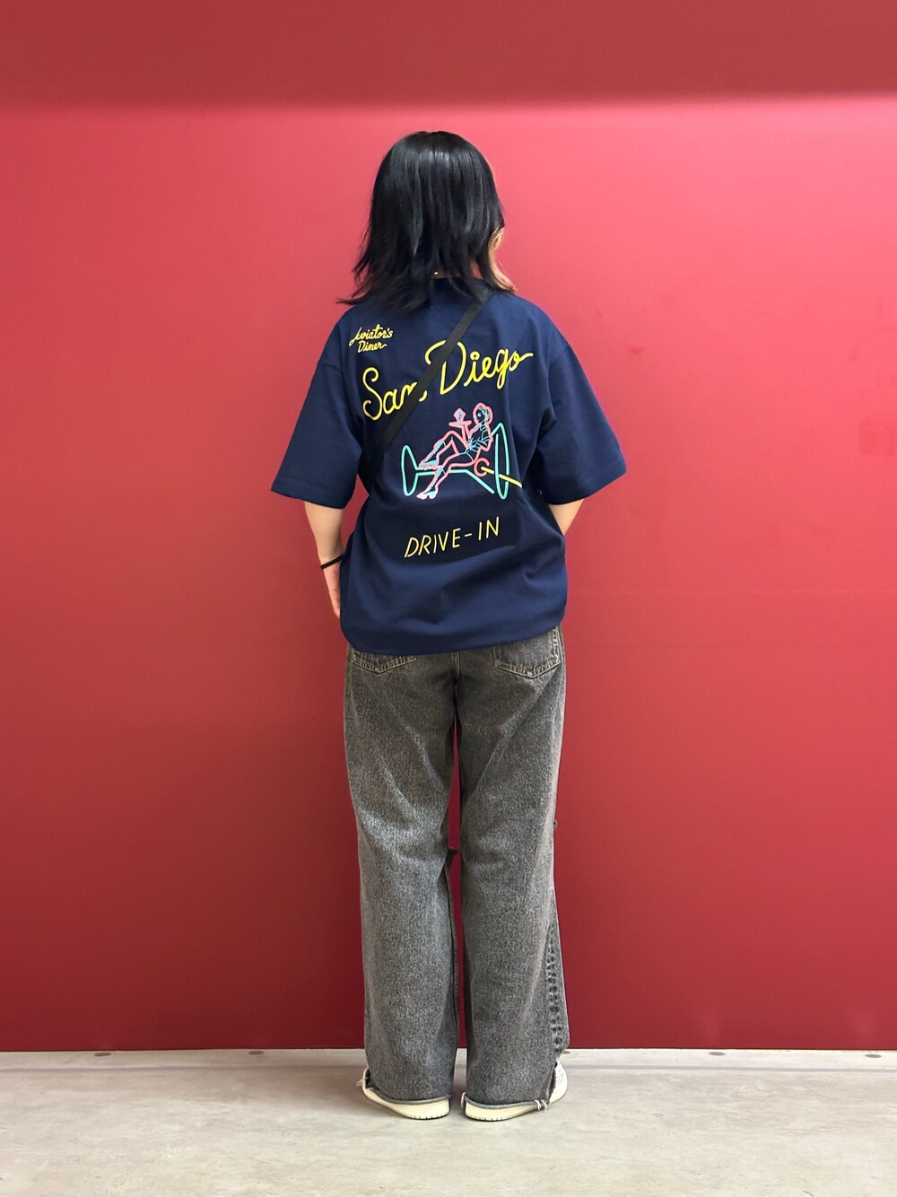 「ミリタリー、夏、ショルダーバッグ、Tシャツ、AVIREX、ネオンカラー、プリントT、夏コーデ、ピンナップガール、AVIREXBelle」｜「AVIREXのWEST COAST T-SHIRT PIN UP & COCKTAIL / ウエスト コースト Tシャツ ピンナップ ＆ カクテル / AVIREX / アヴィレックス（Tシャツ/カットソー、ブルー系）」を使った、にしはたさん（レディース・166cm）の夏コーディネートの1枚目の写真
