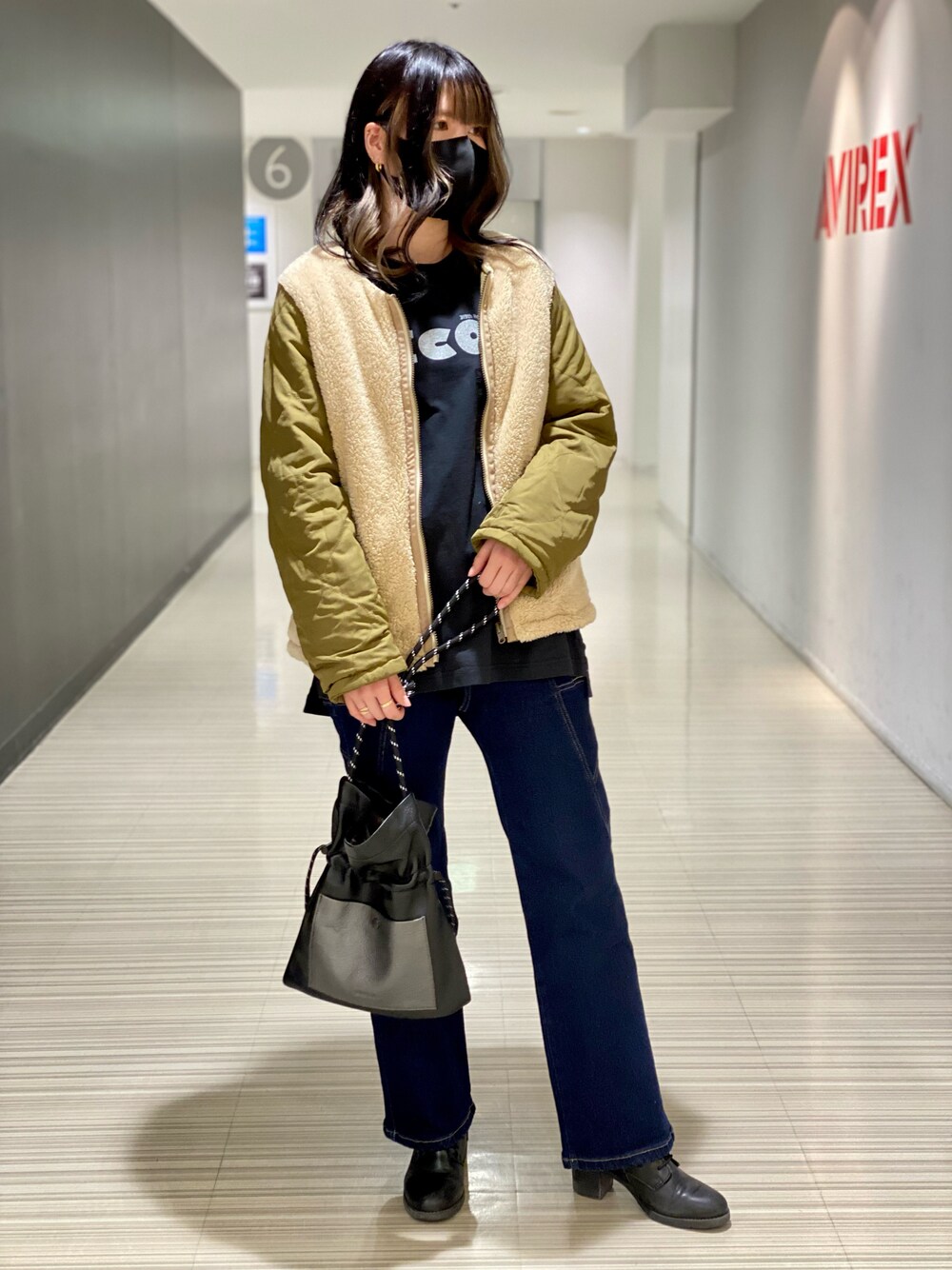 「アウター、ミリタリー、秋のコーデ、AVIREX、きれいめカジュアル、秋服、着回しコーデ、今日のコーデ、オトナカジュアル、AVIREXBelle」｜「AVIREXの4ウェイショート シェルパーカー/ 4WAY SHORT SHELL PARKA（モッズコート、グリーン系）」を使った、にしはたさん（レディース・166cm）の秋コーディネートの1枚目の写真