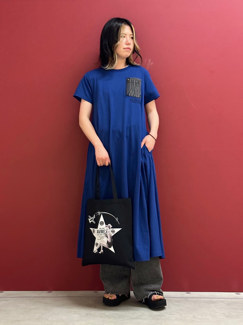 「夏、AVIREX、休日スタイル、大人コーデ、ロングワンピース、楽チンコーデ、ゆるコーデ、オトナカワイイ、AVIREXBelle、夏服コーデ」｜「AVIREXのデニム ポケット フレア ワンピース/DENIM POCKET FLARE ONEPICE（ワンピース、ブルー系）」を使った、にしはたさん（レディース・166cm）の夏コーディネートの1枚目の写真