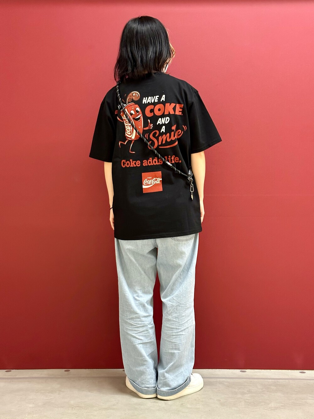 「夏、Tシャツ、AVIREX、コカコーラ、夏コーデ、シンプルスタイル、カジュアルコーデ、AVIREXBelle、スマホショルダー、夏だ！Tシャツ着よう！」｜「AVIREXのAVIREX / COKE "80s CHARACTER" T-SHIRT（Tシャツ/カットソー、ブラック系）」を使った、にしはたさん（レディース・166cm）の春コーディネートの1枚目の写真