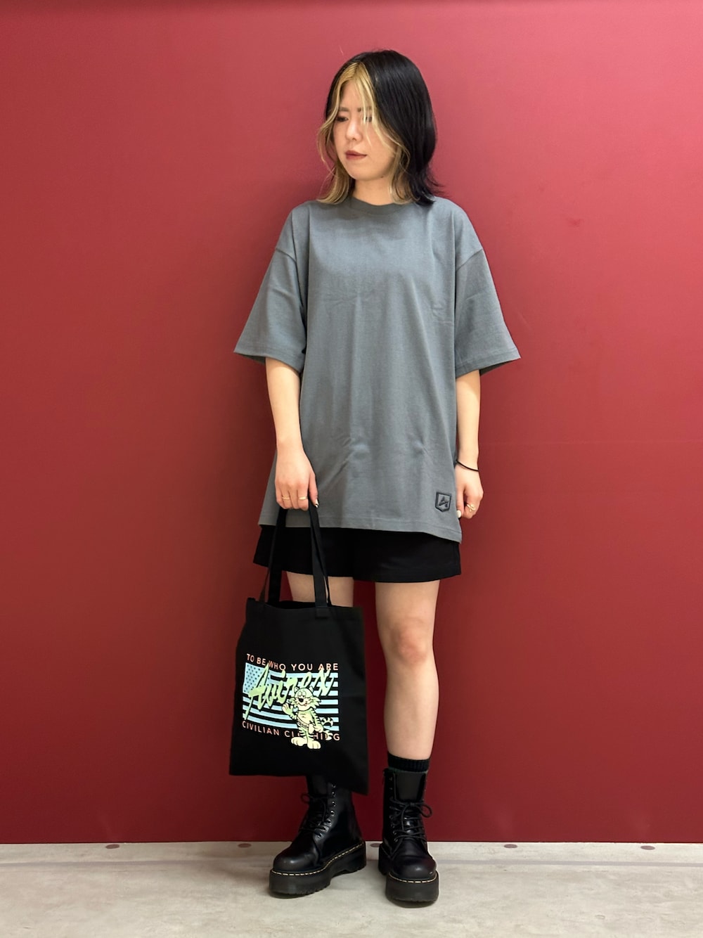 「トートバッグ、シンプル、ブルー、AVIREX、リラックススタイル、ゆったりコーデ、ブルーグレー、今日のコーデ、AVIREXBelle、夏ファッション」｜「AVIREXのリトル A 半袖 Tシャツ / LITTLE A T-SHIRT / アヴィレックス / AVIREX（Tシャツ/カットソー、ブルー系）」を使った、にしはたさん（レディース・166cm）の夏コーディネートの1枚目の写真