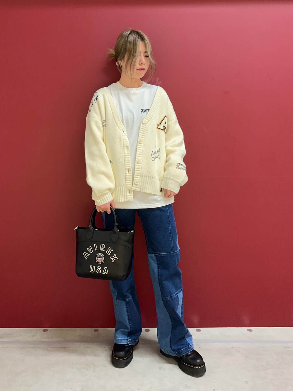 「AVIREX、AVIREXBelle、お出かけコーデ、秋服準備はじめました、休日スタイル、秋コーデ、オトナ女子、シンプルスタイル、オトナカジュアル、秋冬コーデ、ボリューム袖、カーディガン、デニムパンツ、フレアデニム、レザートート」｜「AVIREXの【直営店限定】SCRIBBLING  KNIT CARDIGAN/ スクリブリング ニットカーディガン（カーディガン/ボレロ、ホワイト系）」を使った、にしはたさん（レディース・166cm）の秋コーディネートの1枚目の写真