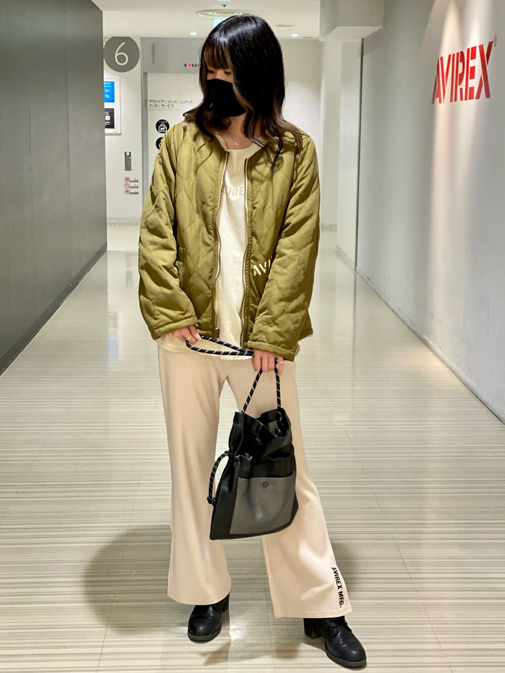 「アウター、ミリタリー、秋のコーデ、AVIREX、きれいめカジュアル、秋服、ゆるコーデ、着回しコーデ、オトナカジュアル、AVIREXBelle」｜「AVIREXの4ウェイショート シェルパーカー/ 4WAY SHORT SHELL PARKA（モッズコート、グリーン系）」を使った、にしはたさん（レディース・166cm）の秋コーディネートの1枚目の写真
