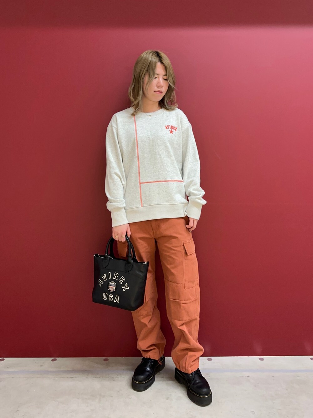 「AVIREX、AVIREXBelle、スウェット、カーゴパンツ、パンツスタイル、オトナカジュアル、ビッグシルエット、ブーツスタイル、高身長女子、オレンジ、冬ファッション、カジュアルコーデ、レザーバッグ、おしゃれさんと繋がりたい、冬のコーデ」｜「AVIREXのCOLOR STITCH SWEAT SHIRT/カラーステッチ スウェットシャツ（スウェット、ベージュ系）」を使った、にしはたさん（レディース・166cm）の秋コーディネートの1枚目の写真