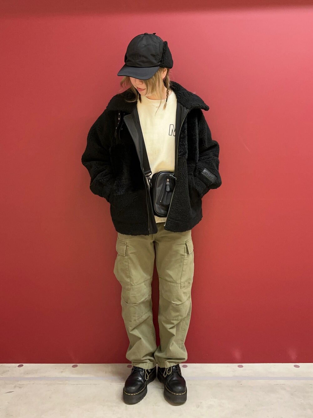 「ボア、AVIREX、カーゴパンツ、ボアジャケット、パンツスタイル、あったかコーデ、カジュアルガーリー、ゆるコーデ、秋冬コーデ、AVIREXBelle」｜「AVIREXの【直営店限定】BOA FLIGHT CAP/ ボアフライトキャップ（キャップ、ブラック系）」を使った、にしはたさん（レディース・166cm）の冬コーディネートの1枚目の写真