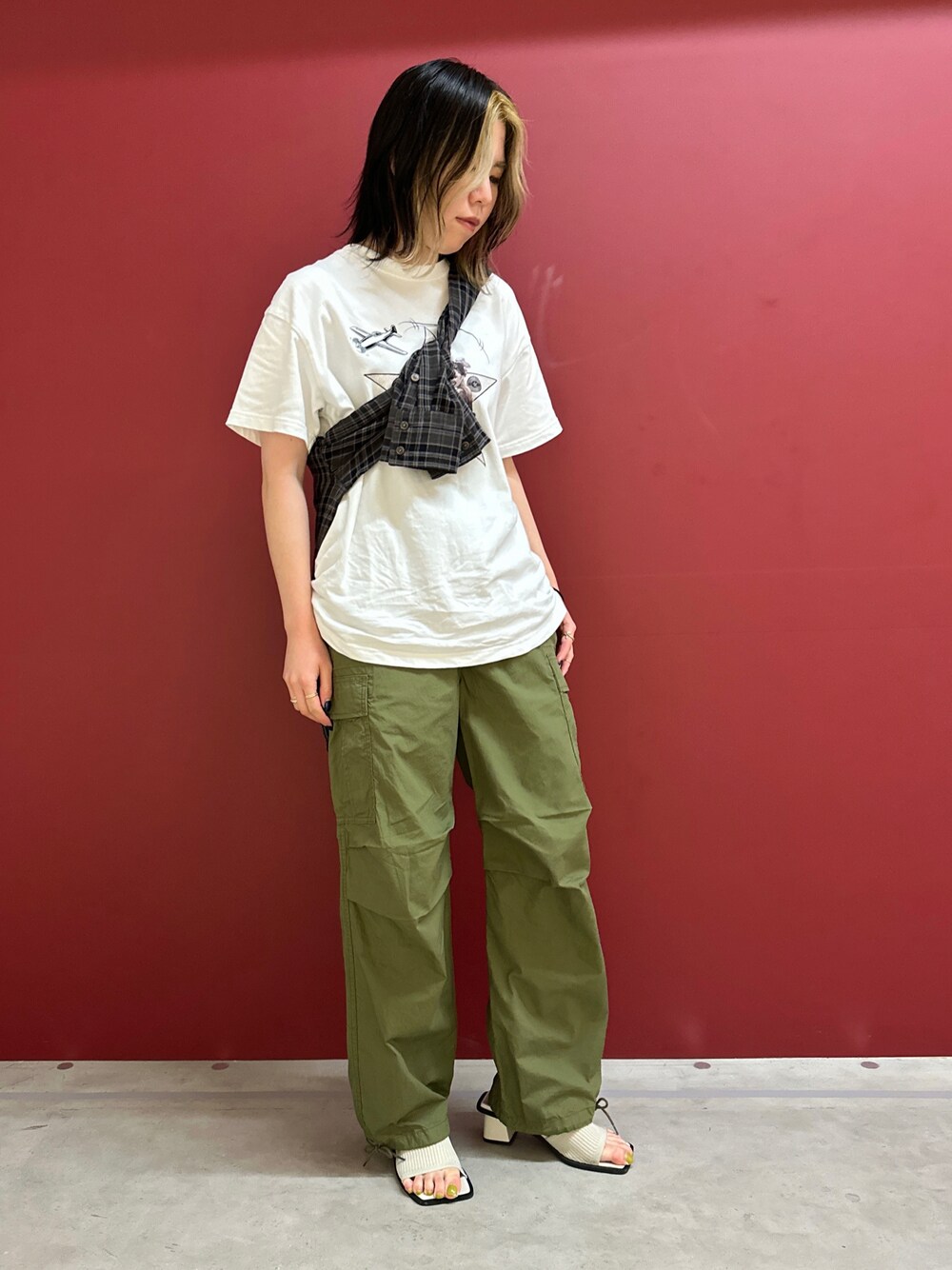 「AVIREX、AVIREXBelle、夏コーデ、お出かけコーデ、休日スタイル、ラクチンコーデ、パンツコーデ、シンプルコーデ、お洒落さんとつながりたい、着回しコーデ、サンダルコーデ、スノーパンツ、チェックシャツ、ミリタリー、夏」｜「AVIREXのDOUBLE GAUZE EMBROIDERY SHIRT/ ダブルガーゼ刺繍シャツ（シャツ/ブラウス、グレー系）」を使った、にしはたさん（レディース・166cm）の夏コーディネートの1枚目の写真