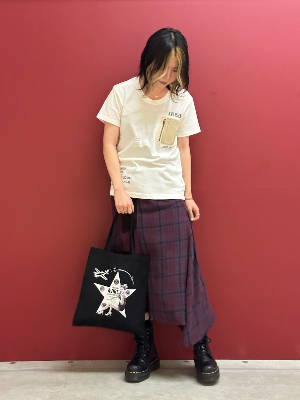 「AVIREX、お出かけコーデ、チェックスカート、リラックススタイル、カジュアルガーリー、今日のコーデ、おでかけコーデ、オトナカワイイ、AVIREXBelle、夏ファッション」｜「AVIREXのMILITARY T-SHIRT/ ミリタリーTシャツ（Tシャツ/カットソー、ホワイト系）」を使った、にしはたさん（レディース・166cm）の夏コーディネートの1枚目の写真