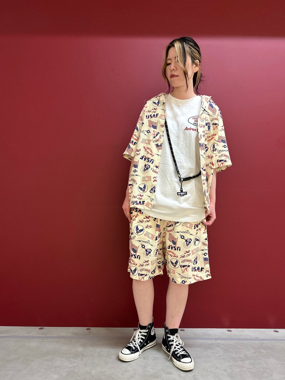 「AVIREX、AVIREXBelle、カジュアルコーデ、楽チンコーデ、お出かけコーデ、夏、夏コーデ、セットアップ、アロハシャツ、柄シャツ、柄パンツ、ショートパンツ、スニーカー、アメカジ、リゾートスタイル」｜「AVIREXのUSAF ALOHA SHIRT / USAF アロハシャツ / AVIREX / アヴィレックス（シャツ/ブラウス、ホワイト系）」を使った、にしはたさん（レディース・166cm）の春コーディネートの1枚目の写真