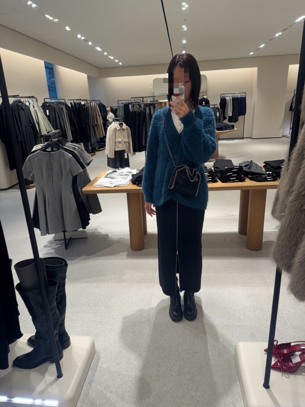 「休日スタイル、お出かけコーデ、秋冬コーデ、高身長女子、女子会コーデ、カーディガンコーデ、大人コーデ」｜「AMERICAN HOLICのVネックシャギーニットカーディガン（カーディガン/ボレロ、ブルー系）」を使った、miちゃんさん（レディース・176cm）の秋コーディネートの1枚目の写真