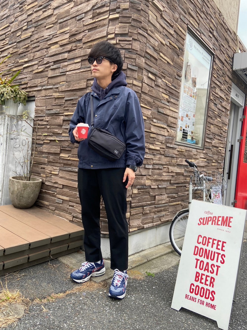 「スニーカー、ネイビー、バーバリー、サングラス、ストリート、カフェ、コーヒー、代々木公園、奥渋、エアマックス、AIR MAX、airmax96」｜「BURBERRYのアイテム（その他アウター、ブルー系）」を使った、KI-HIROさん（メンズ・167cm）の春コーディネートの1枚目の写真