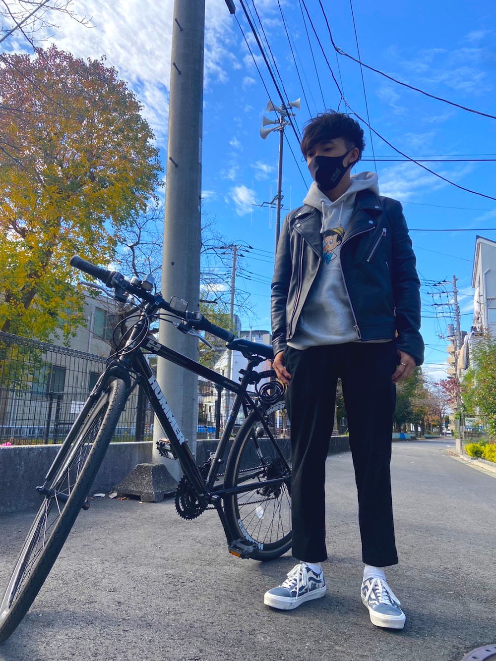 「ライダース、革ジャン、チャンピオン、パーカー、スニーカー、秋コーデ、クロスバイク、自転車スタイル、ブラック」｜「UNIQLOのEZYアンクルパンツ（ウルトラストレッチドライEX・丈長め76cm）（その他パンツ、ブラック系）」を使った、KI-HIROさん（メンズ・167cm）の冬コーディネートの1枚目の写真