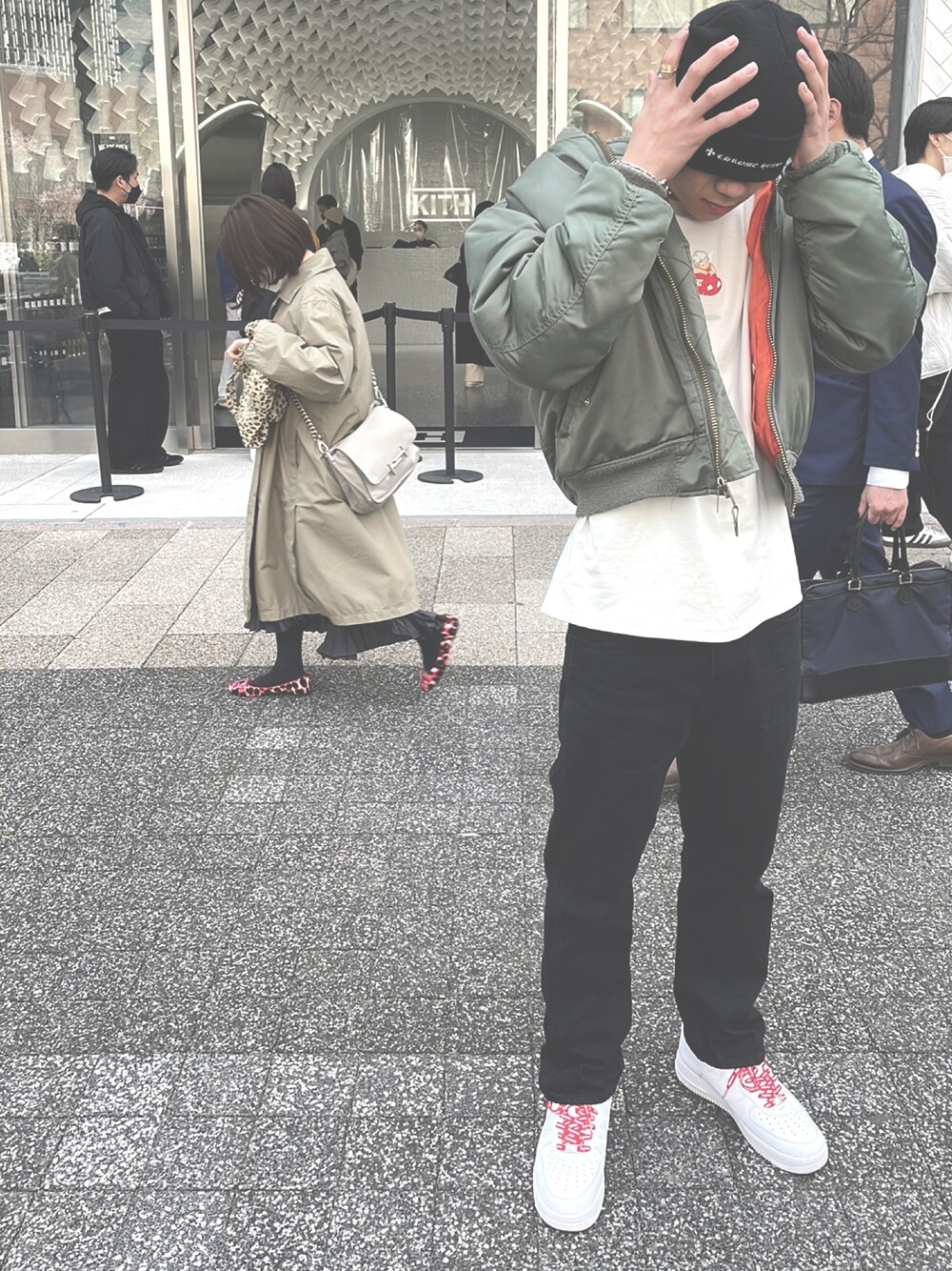 ホワイト系のTシャツ/カットソー、ブラック系のチノパンツ、ホワイト系のスニーカーを着用したメンズの春コーディネートの1枚目の写真