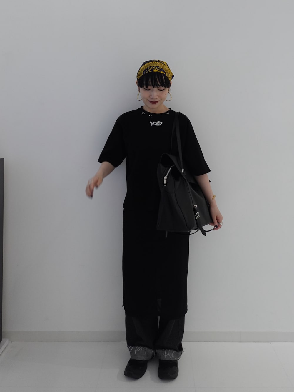 「夏ルックで気分アップ、デニム、夏服コーデ、デニムパンツ、スカーフ、スカーフアレンジ、スカーフスタイル、古着MIX、古着、古着コーデ、古着女子、古着好き、低身長、低身長コーデ、低身長女子」｜「FUULLY STUDIOのシアースリットレイヤードスカート（スカート、ブラック系）」を使った、渡辺友美子さん（レディース・153cm）の夏コーディネートの1枚目の写真
