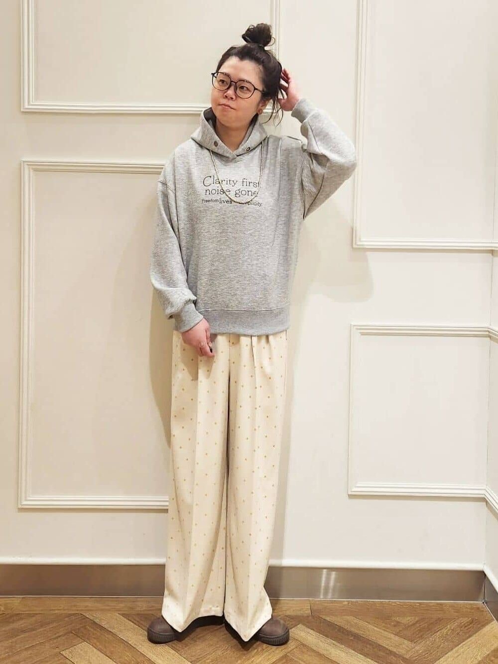 グレー系のパーカー、ベージュ系のその他パンツ、ブラウン系のブーツを着用したレディースの冬コーディネートの1枚目の写真