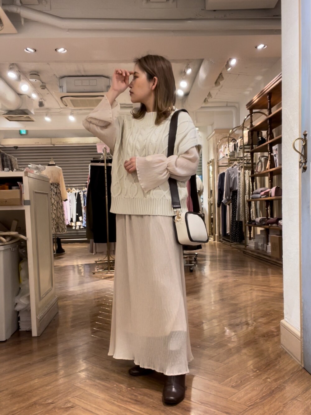 「オケージョン、春、シンプル、大人カジュアル、ベスト、ゆるコーデ、きれいめカジュアル、キレイめ、ワンピース、ワントーンコーデ、プチプラ、淡色コーデ、消えそうな色コーデ、ベージュ、ホワイト」｜「natural coutureのアイテム（ベスト、ホワイト系）」を使った、ちびまる ◎さん（レディース・142cm）の冬コーディネートの1枚目の写真