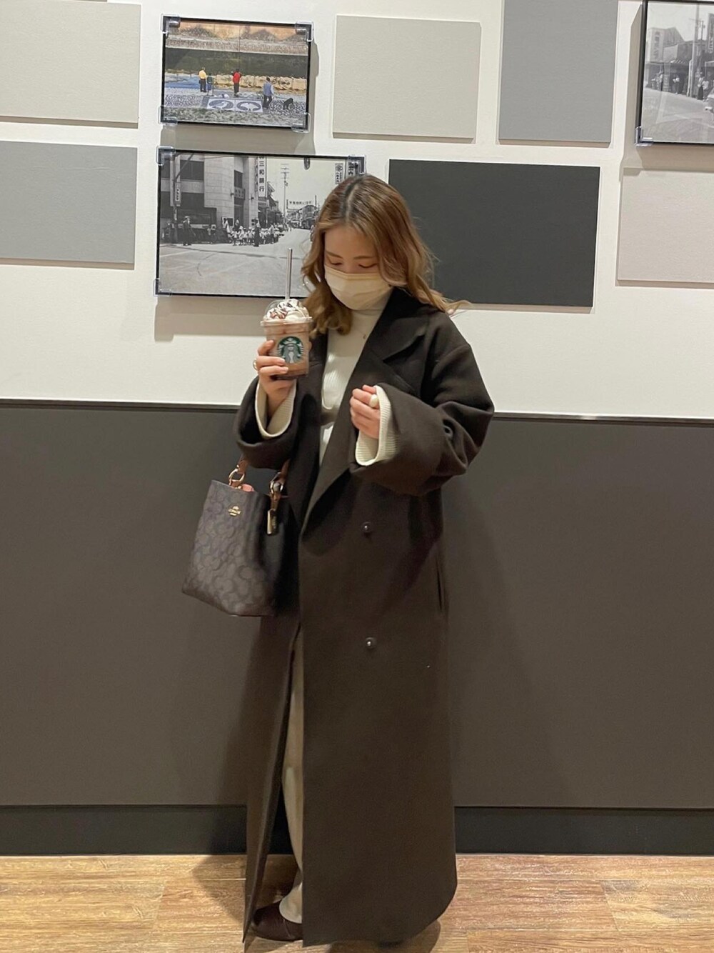 「大人カジュアル、低身長コーデ、低身長、ワントーンコーデ、ブラウン、テーラードコート、ロングコート、ブーツ、ベージュ、オトナカジュアル、オトナ女子、淡色コーデ」｜「natural coutureの着流しテーラードコート（チェスターコート、ブラウン系）」を使った、ちびまる ◎さん（レディース・142cm）の冬コーディネートの1枚目の写真