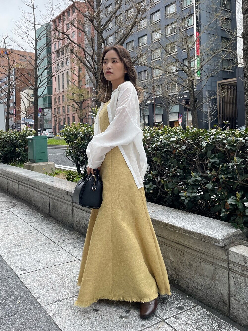 「今日のコーデ、低身長、低身長コーデ、イエロー、ワンピース、カジュアルコーデ、大人カジュアル、プチプラコーデ、シアーシャツ、白シャツ、おでかけ、オトナカジュアル、カラーコーデ、黄色」｜「natural coutureのセット着用可/美シルエットラインが魅力 リネンライクマーメイドフレアワンピース（ワンピース、イエロー系）」を使った、ちびまる ◎さん（レディース・142cm）の春コーディネートの1枚目の写真