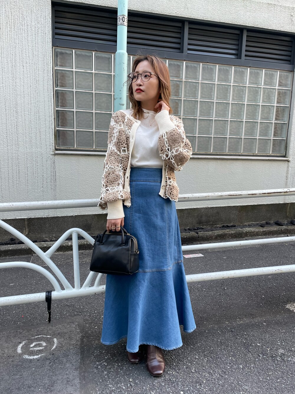 「カジュアル、大人コーデ、春コーデ、低身長コーデ、大人カジュアル、デニム、ベージュ、カーディガン、淡色コーデ、低身長、めがね、メガネ女子」｜「natural coutureのシアーネットメロウタートル（Tシャツ/カットソー、ホワイト系）」を使った、ちびまる ◎さん（レディース・142cm）の春コーディネートの1枚目の写真