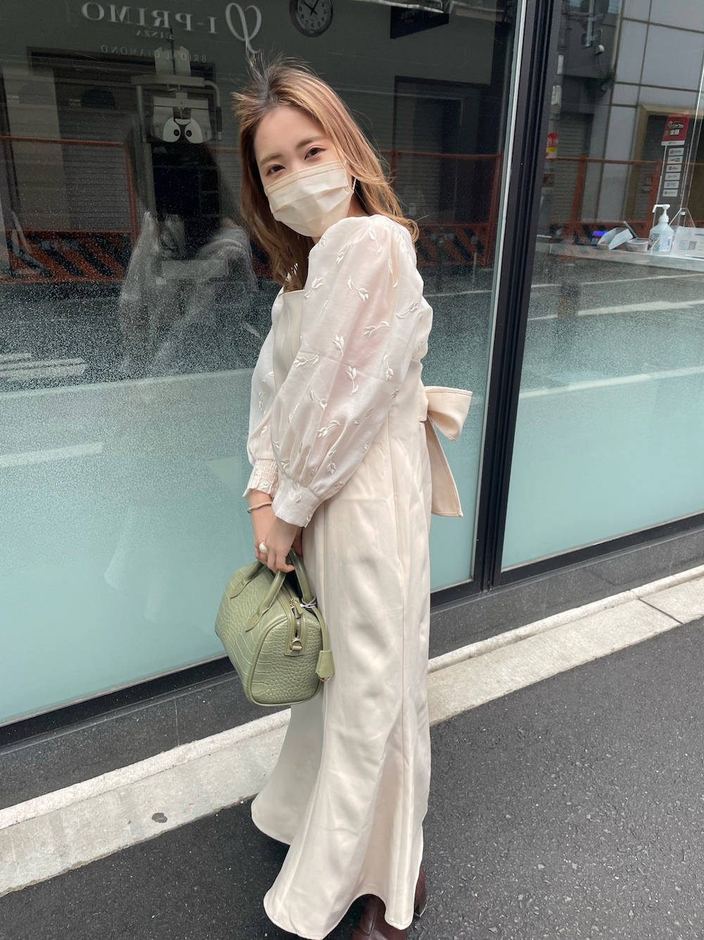 「今日のコーデ、春夏コーデ、着回しコーデ、大人ガーリー、きれいめカジュアル、ホワイト、ワントーンコーデ、ワンピース、キャミワンピ、低身長、低身長コーデ、ブラウス」｜「natural coutureのふわっと軽い着心地の大人かわいいチューリップ刺繍シアーブラウス（シャツ/ブラウス、ベージュ系）」を使った、ちびまる ◎さん（レディース・142cm）の春コーディネートの1枚目の写真