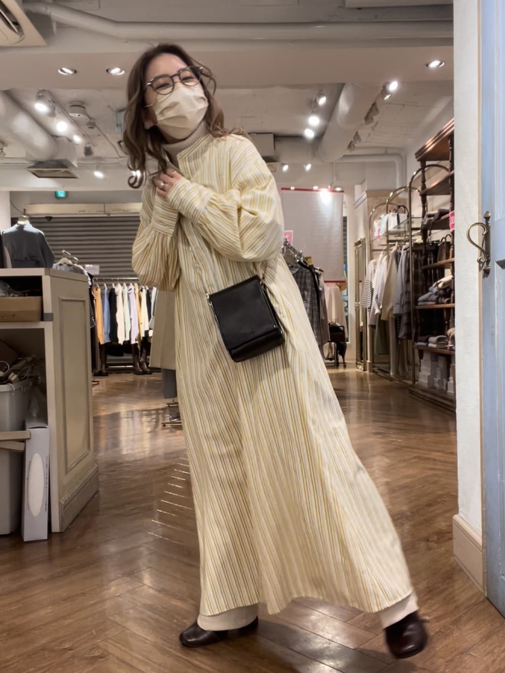 「カジュアルコーデ、お出かけコーデ、シンプル、ストライプ、シャツスタイル、シャツワンピ、イエロー、低身長、オトナカジュアル、きれいめカジュアル、ショートブーツ、GRL、ラフ、ラクチンコーデ、めがね」｜「GRLのタートルネックリブニットトップス（ニット/セーター、ホワイト系）」を使った、ちびまる ◎さん（レディース・142cm）の冬コーディネートの1枚目の写真