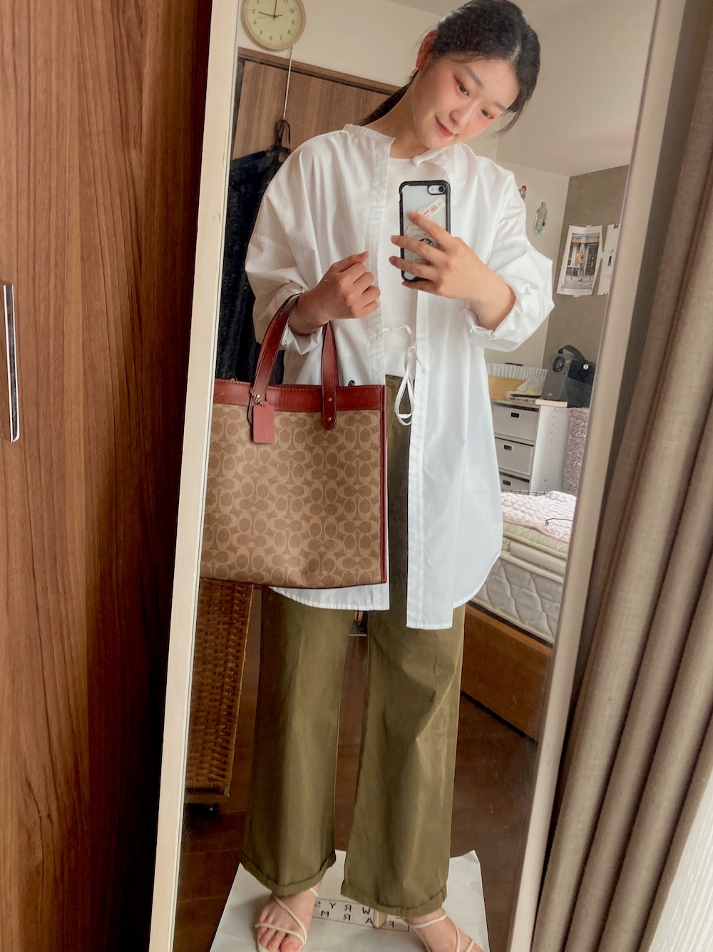 「大人カジュアル、今日のコーデ、シャツスタイル、シンプルコーデ、夏コーデ、コンバース、春夏コーデ、COACH」｜「COACHのフィールド トート シグネチャー キャンバス ウィズ ホース アンド キャリッジ プリント（トートバッグ、ブラウン系）」を使った、Toukoさん（レディース・156cm）の夏コーディネートの1枚目の写真