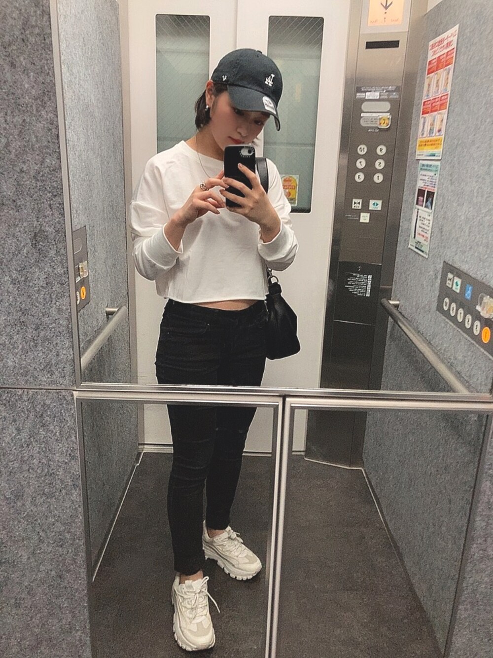「シンプルコーデ、大学生、プチプラ、海外系ファッション、ストリート」｜「古着のアイテム（デニムパンツ、ブラック系）」を使った、Toukoさん（レディース・156cm）の夏コーディネートの1枚目の写真