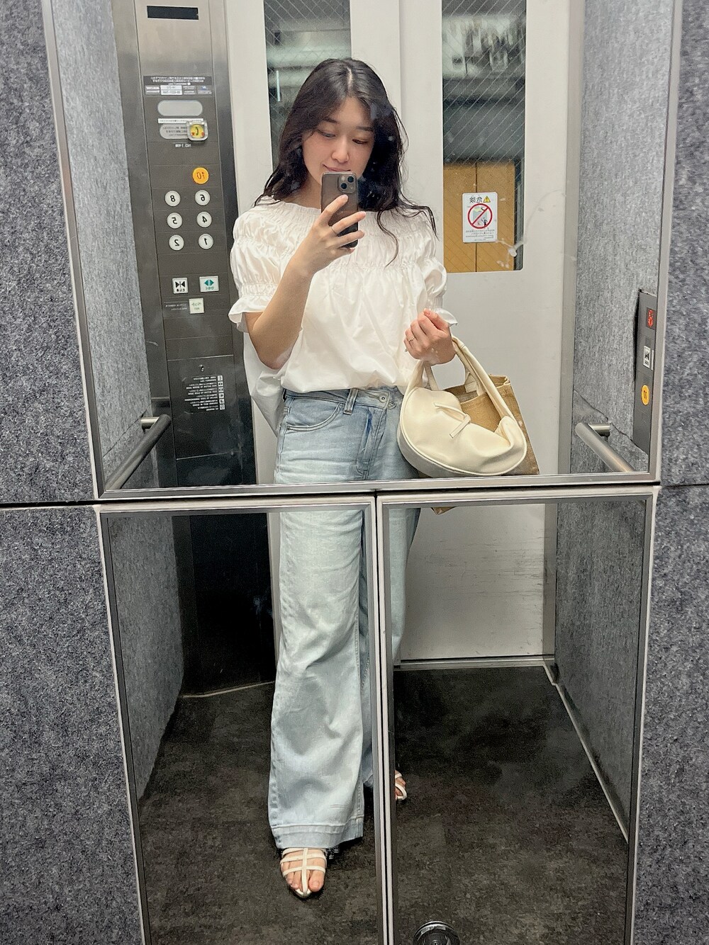 「パンツコーデ、デニムコーデ、夏コーデ、低身長女子、プチプラコーデ、ブラウス、ブラウス×デニム、デート、シンプルコーデ、デニム」｜「FREE'S MARTの◇[低身長サイズ・Lサイズあり]ベーシックワイドデニム[Sシリーズ]（デニムパンツ、ホワイト系）」を使った、Toukoさん（レディース・156cm）の秋コーディネートの1枚目の写真