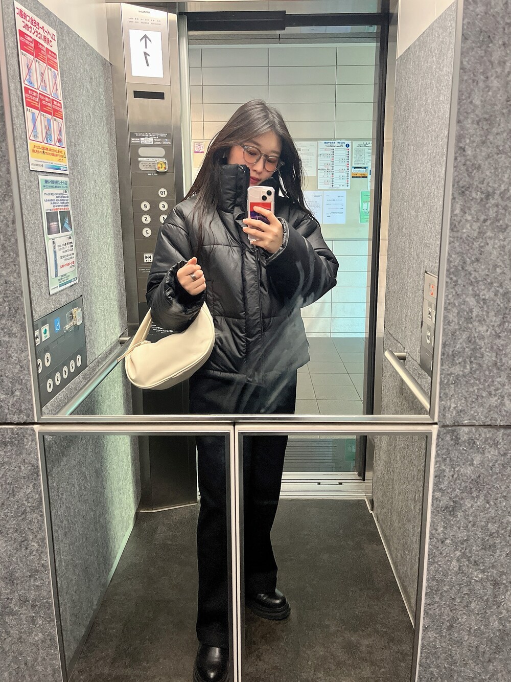 「シェフパンツ、ダウンジャケット、ダウンコーデ、ブラックコーデ、ブラック、ボーイッシュ、低身長」｜「FreshServiceのアイテム（ダウンジャケット/コート、ブラック系）」を使った、Toukoさん（レディース・156cm）の春コーディネートの1枚目の写真
