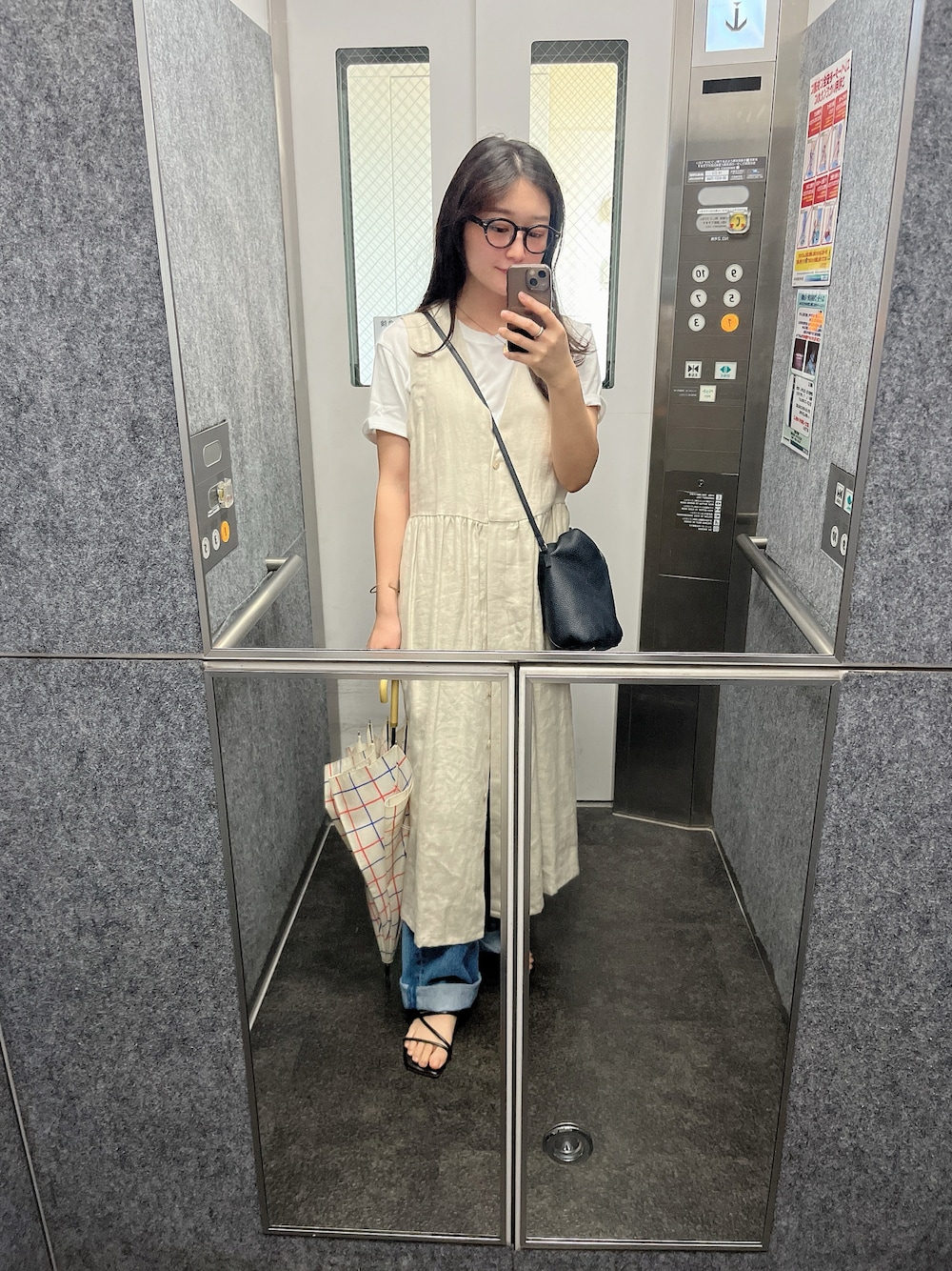 「レイヤードスタイル、アツいコーデ全部見せ、お出かけコーデ、休日スタイル、ゆるコーデ、めがね、大人かわいい、ラフコーデ、デニム、低身長、低身長コーデ」｜「mizuiroindのmizuiro ind Vネックジレワンピース（ワンピース、ベージュ系）」を使った、Toukoさん（レディース・156cm）の夏コーディネートの1枚目の写真