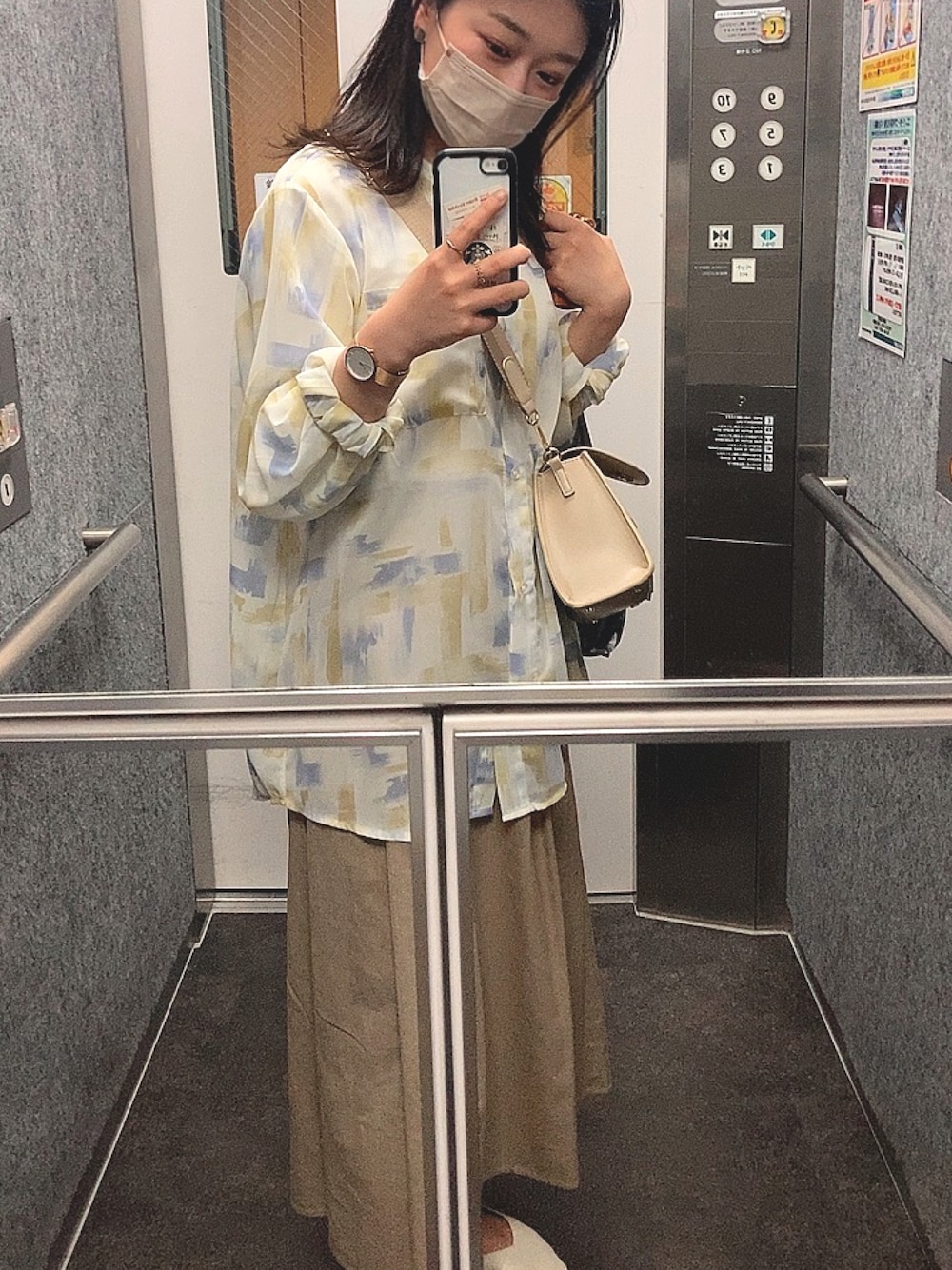 「シンプルコーデ、休日スタイル、ベージュ、ロングスカート、柄シャツ、ワントーンコーデ」｜「ZARAのアイテム（ショルダーバッグ、ベージュ系）」を使った、Toukoさん（レディース・156cm）の春コーディネートの1枚目の写真