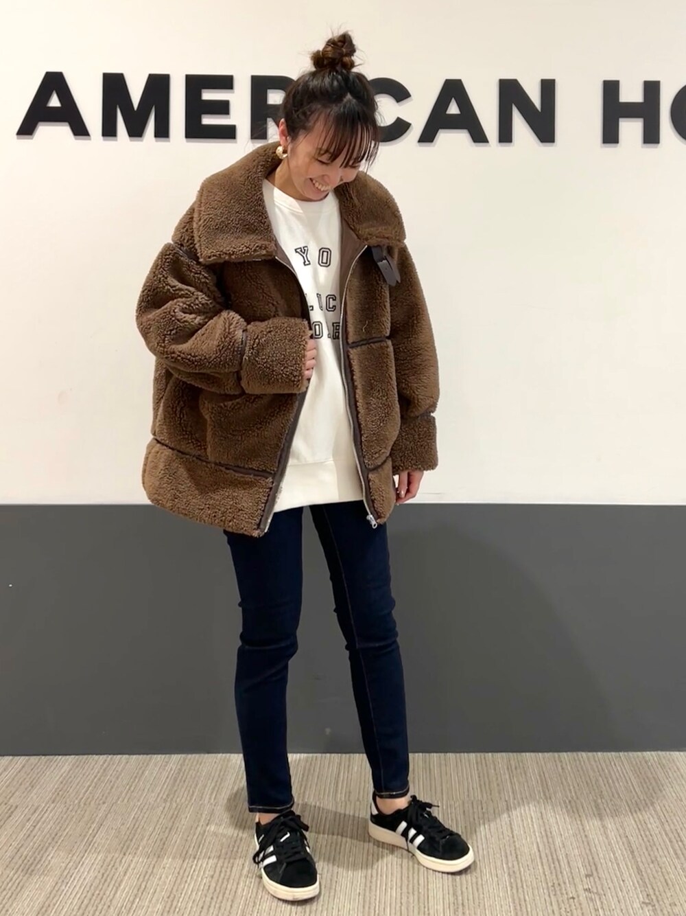 「スウェット、アウター、カジュアル、ボア、冬コーデ、earth music&ecology、ママコーデ、AMERICAN HOLIC」｜「AMERICAN HOLICのキルティングメタルイヤリング（イヤリング、ゴールド系）」を使った、asumi.さん（レディース・160cm）の冬コーディネートの1枚目の写真