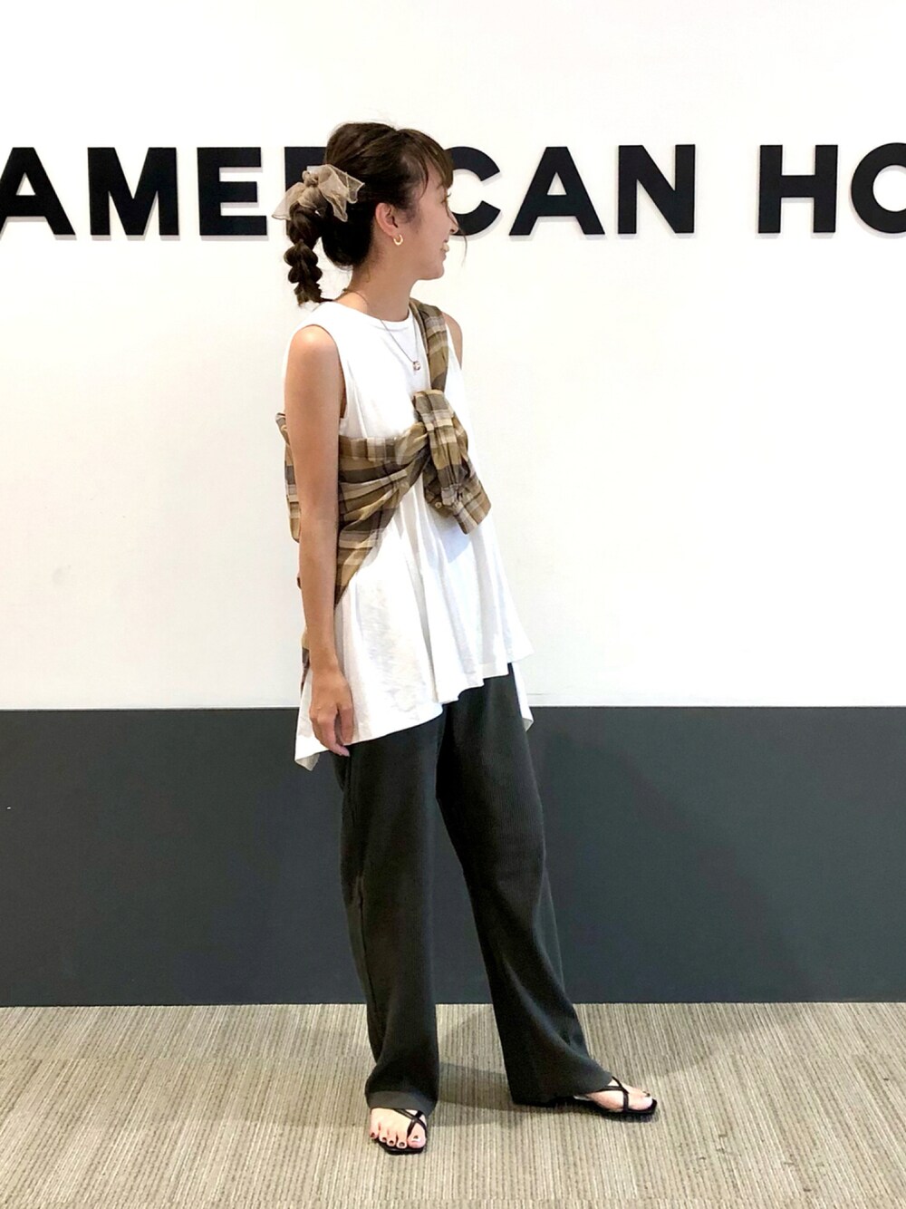 ブラック系のTシャツ/カットソー、グレー系のその他パンツ、ブラック系のサンダルを着用したレディースの夏コーディネートの1枚目の写真