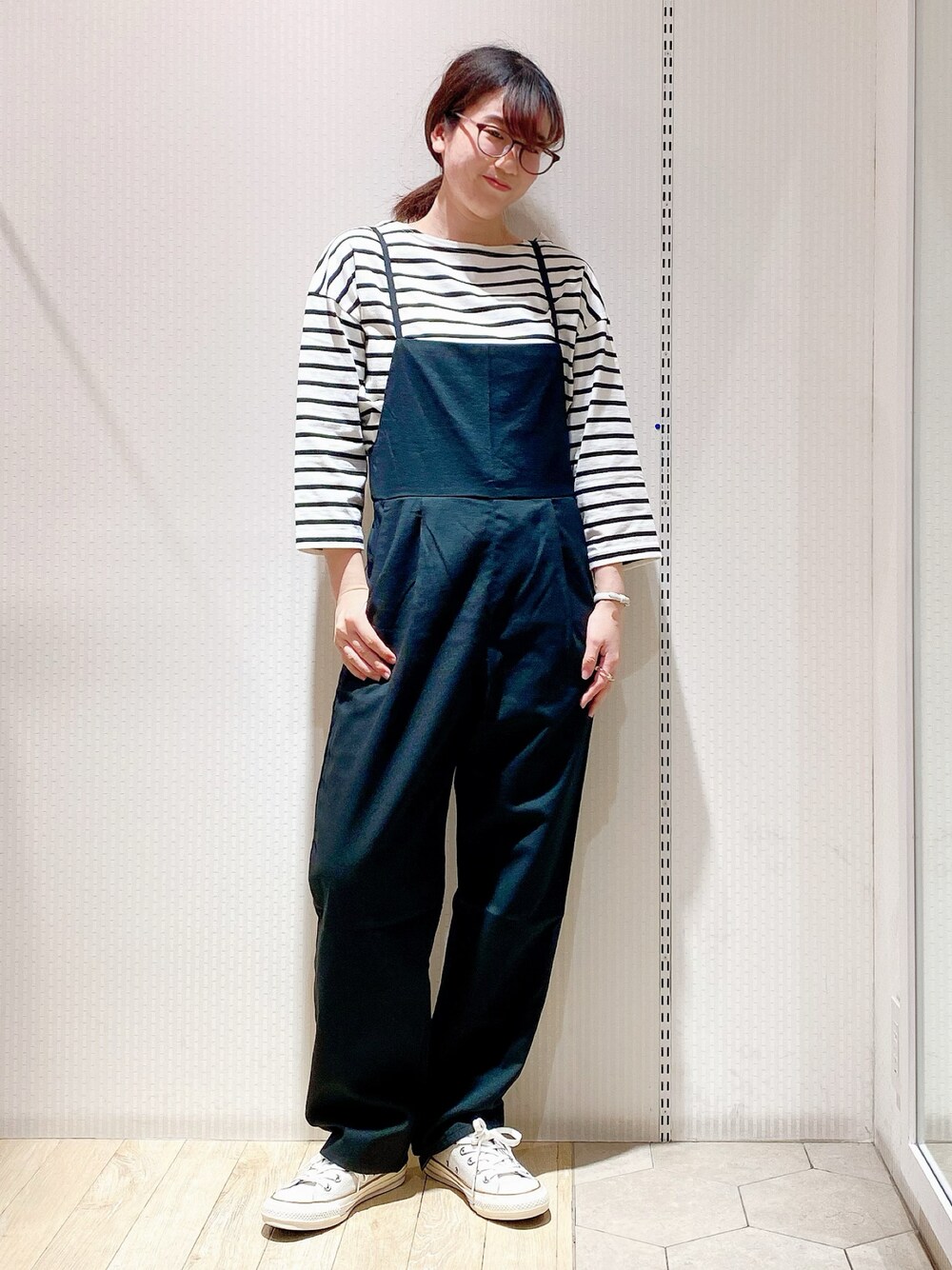 ブラック系のTシャツ/カットソーを着用したレディースの春コーディネートの1枚目の写真