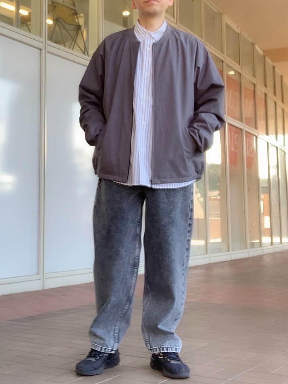 「ワイドパンツ、オーバーサイズ、MA-1、レギュラーカラーシャツ、カジュアル、きれいめカジュアル、オトナカジュアル」｜「URBAN COLLECTIONの撥水 防風 防花粉 オールウエザーリブブルゾン（ブルゾン、グレー系）」を使った、tak mikさん（メンズ・173cm）の冬コーディネートの1枚目の写真
