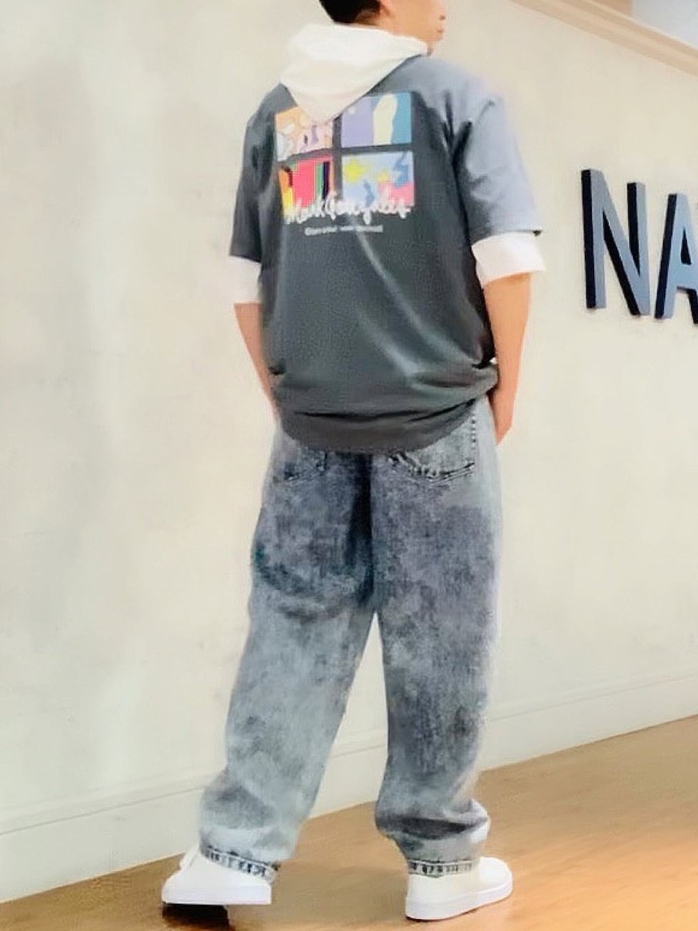 「Mark Gonzales、半袖パーカー、バギーパンツ、お洒落さんとつながりたい、休日スタイル」｜「URBAN COLLECTIONのヘビーオンスデニム ワイドバギーパンツ チェーン付き（その他パンツ、ブルー系）」を使った、tak mikさん（メンズ・173cm）の夏コーディネートの1枚目の写真