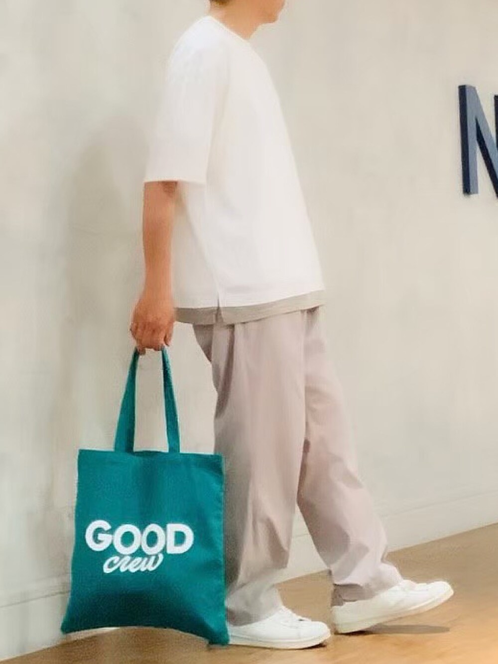 「白Tシャツ、ワイドパンツ、淡色コーデ、トートバッグ、夏コーデ、リラックススタイル、休日スタイル、オトナカジュアル、カジュアルコーデ、シンプル、レイヤードスタイル」｜「GOODCREWのアイテム（バッグ、グリーン系）」を使った、tak mikさん（メンズ・173cm）の秋コーディネートの1枚目の写真