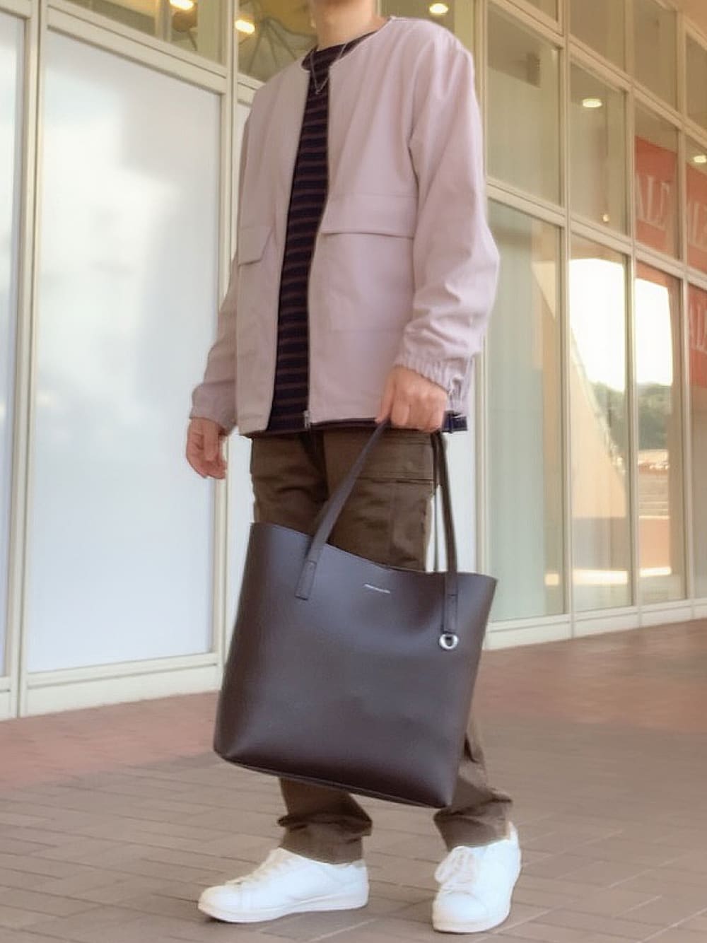 「ノーカラージャケット、ボーダートップス、カーゴパンツ、トートバッグ、カジュアル、きれいめカジュアル、オトナカジュアル」｜「URBAN COLLECTIONのアイテム（バッグ、ブラウン系）」を使った、tak mikさん（メンズ・173cm）の春コーディネートの1枚目の写真