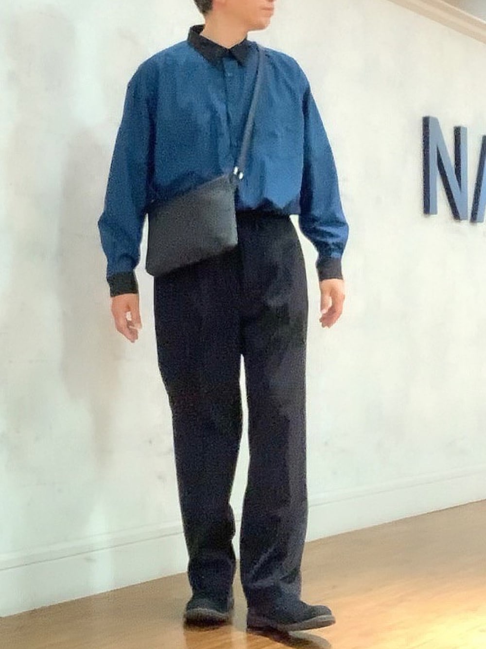 「クレリックシャツ、タックイン、ワイドパンツ、ショルダーバッグ、大人カジュアル、シンプルコーデ、休日スタイル、シンプルスタイル、きれいめカジュアル、キレイめ」｜「URBAN COLLECTIONのテーパード イージーワイドパンツ（その他パンツ、ブラック系）」を使った、tak mikさん（メンズ・173cm）の夏コーディネートの1枚目の写真