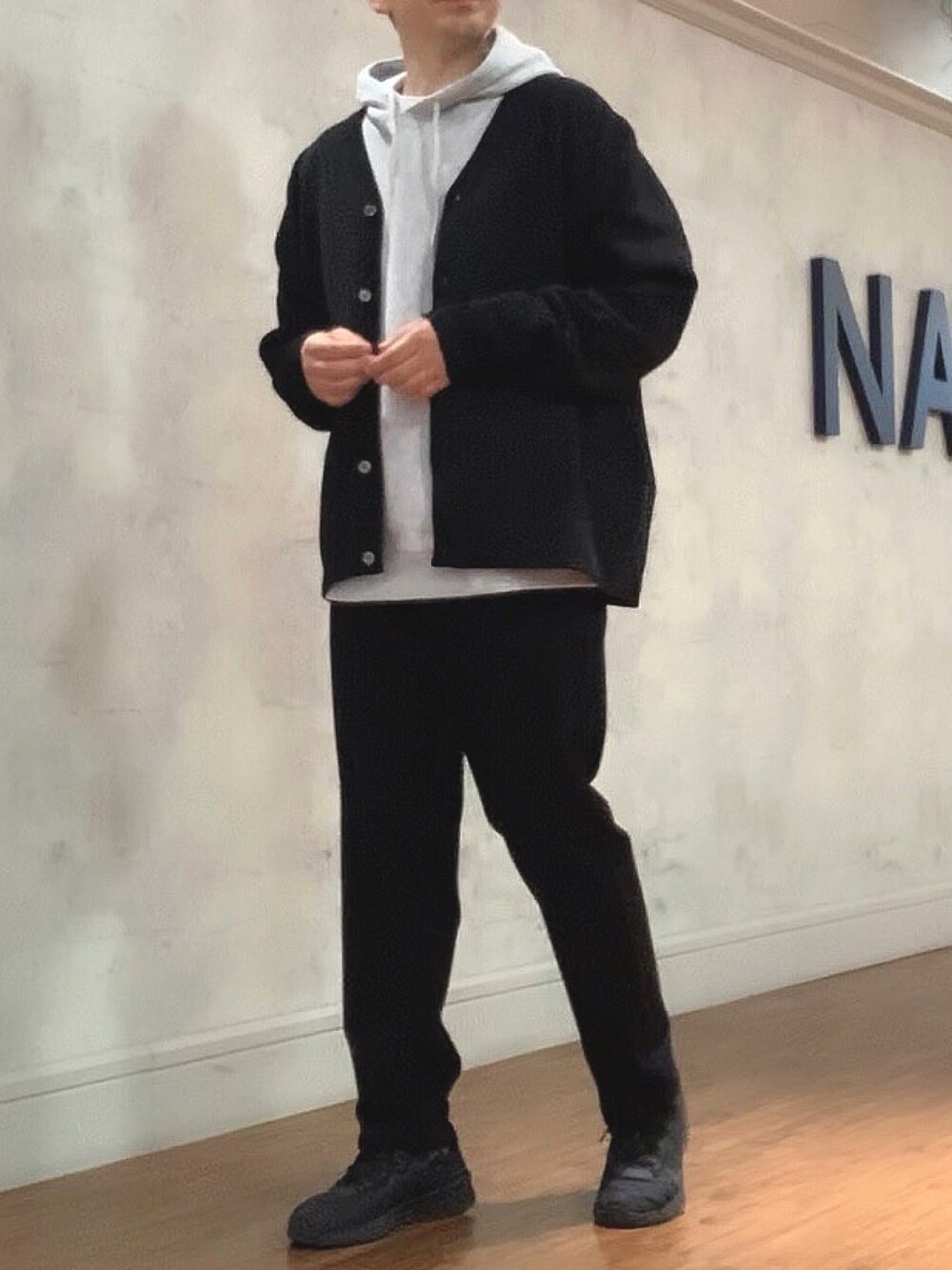 「カーディガン、パーカー、テーパードパンツ、大人カジュアル、シンプルコーデ、休日スタイル、シンプルスタイル」｜「NAVYのSOLOTEX(R)使用 ストレッチニットテーパードパンツ（スラックス、ブラック系）」を使った、tak mikさん（メンズ・173cm）の春コーディネートの1枚目の写真