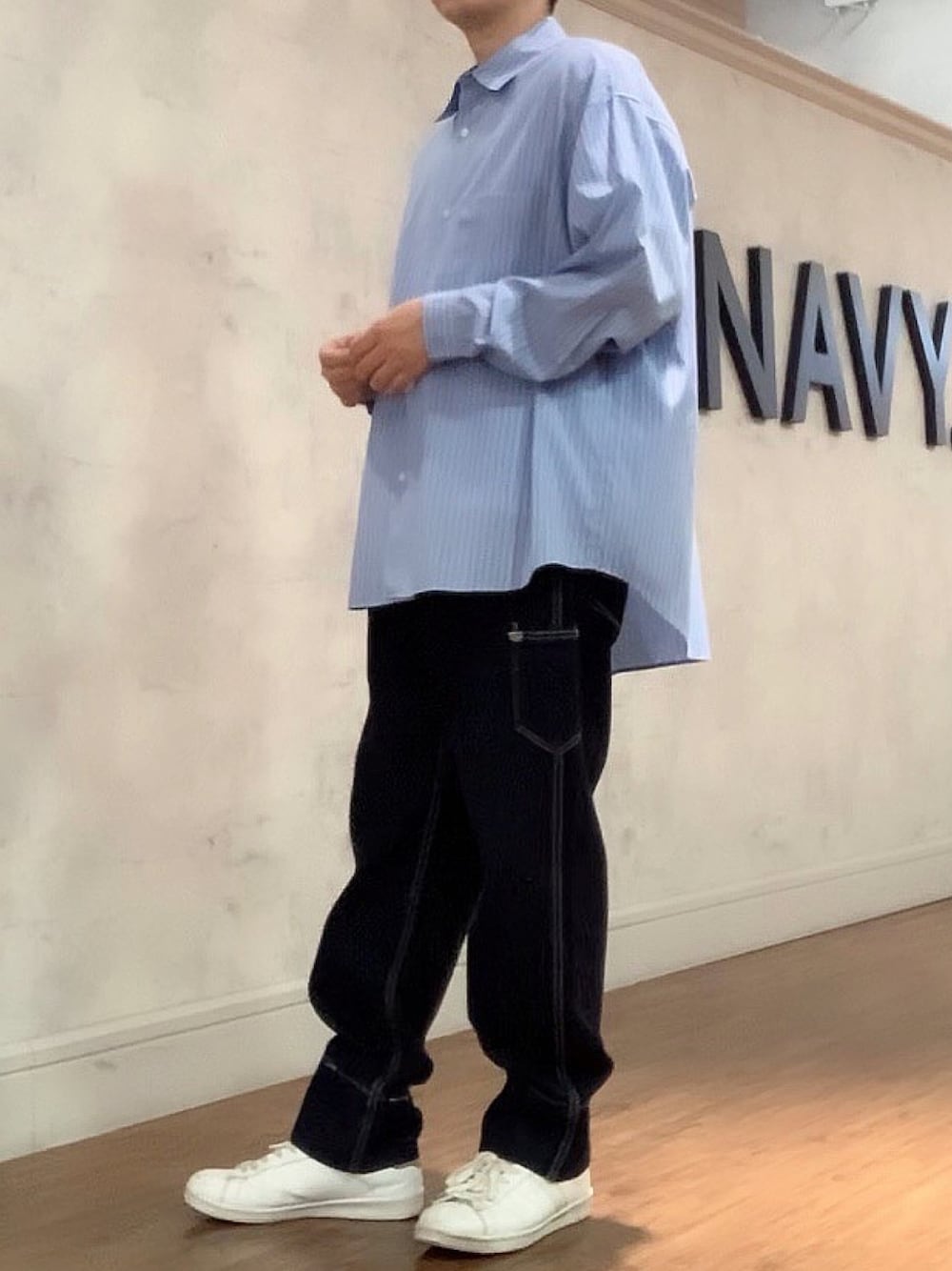 「ビッグシャツ、ワイドシャツ、Levi's、ビッグシルエット、シンプルコーデ、カジュアル、オトナカジュアル、デニムパンツ、大人カジュアル、シャツスタイル、白スニーカー」｜「URBAN COLLECTIONのストライプビッグシャツ（シャツ/ブラウス、ブルー系）」を使った、tak mikさん（メンズ・173cm）の春コーディネートの1枚目の写真