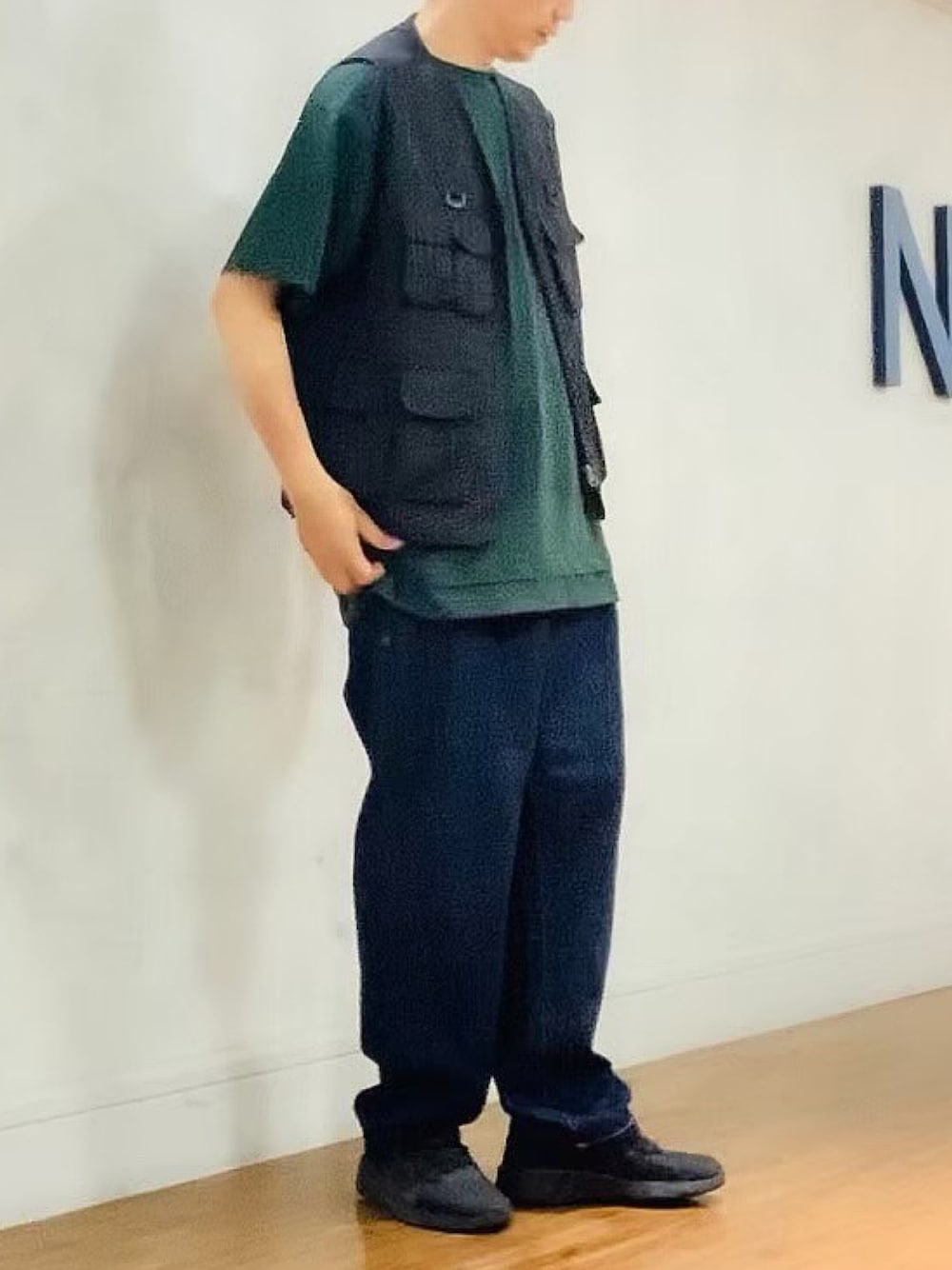 「ベスト、ベスト×Tシャツ、グリーン、麻、真夏のアクティブスタイル、夏コーデ、リラックススタイル、カジュアルコーデ」｜「NAVYの麻混デニムワイドイージーパンツ（その他パンツ、ブルー系）」を使った、tak mikさん（メンズ・173cm）の秋コーディネートの1枚目の写真